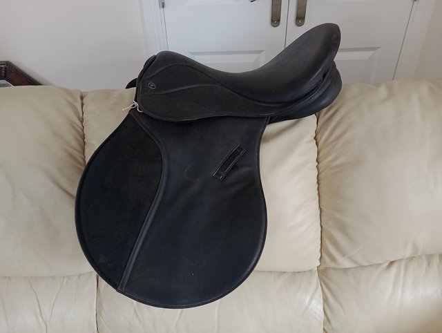 Preview of the first image of 17" wide thorowgood griffin saddle.