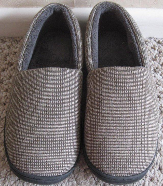 Preview of the first image of Mens Slippers, size 7, Unworn......