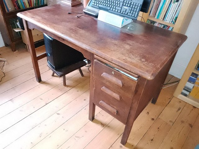 Preview of the first image of 'Abbess' desk with drawers on right.