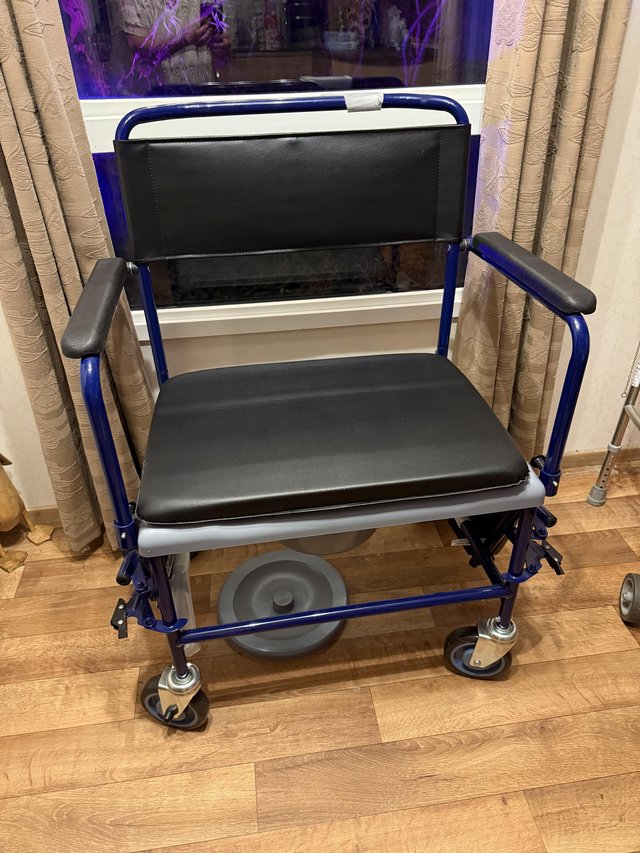 Camode bariatric on wheels easy to manoeuvre — Cars & Vehicles in Wickford