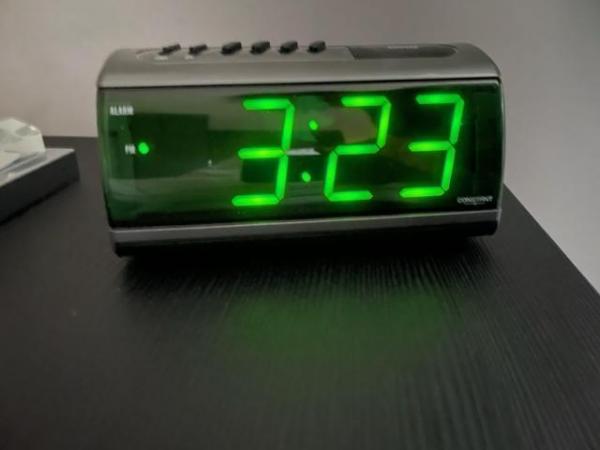 Image 3 of Bedside Alarm Clock Bedside Alarm Clock in green LED as new