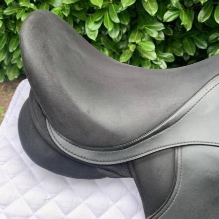Image 18 of Thorowgood T4 17 inch high wither dressage saddle