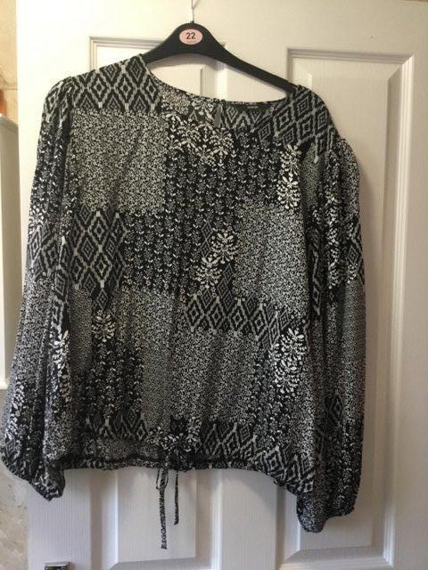 Preview of the first image of Ladies new top long sleeves size 22.