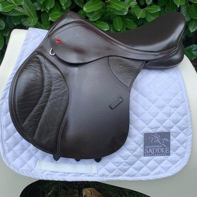 Preview of the first image of Thorowgood T8 16.5 inch Jump saddle.