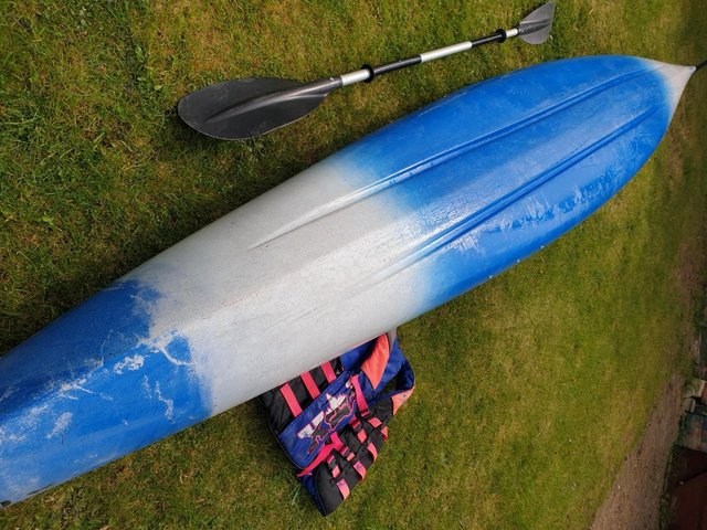 PERCEPTION TOURING KAYAK WITH PADDLE AND LIFEJACKET — photo 3 of 3