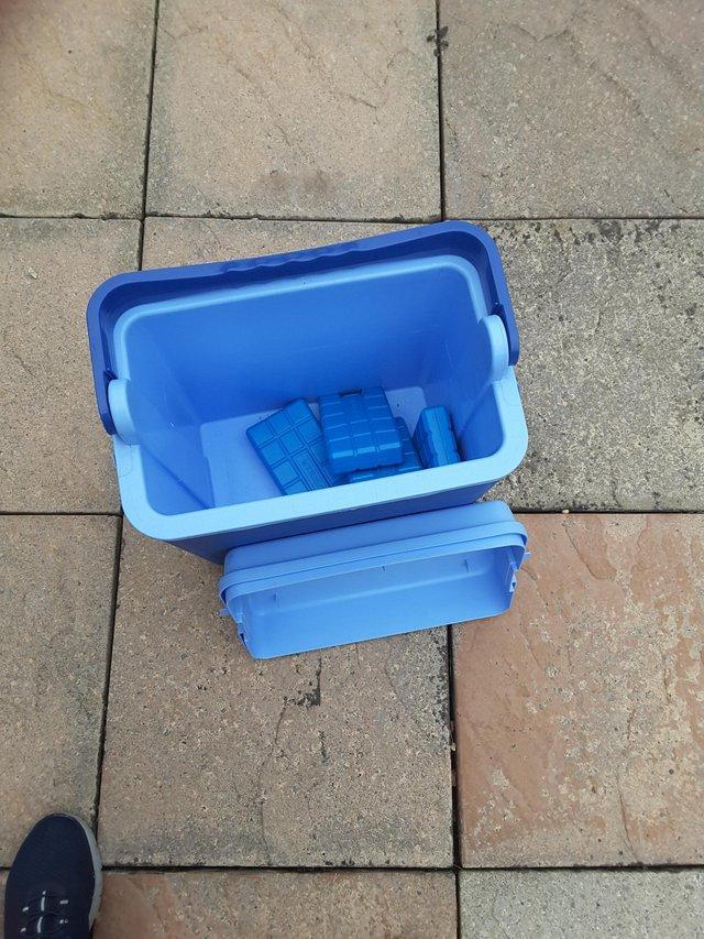 Preview of the first image of Blue cool box with four ice bricks.
