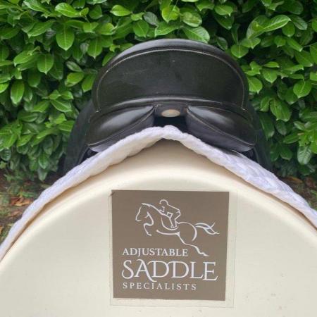 Image 11 of Bates Caprilli 17 inch dressage saddle