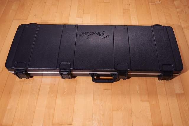 Image 3 of Original Fender Bass Guitar case in excellent condition