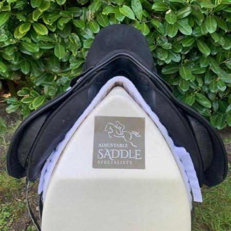 Image 8 of Thorowgood T4 17.5 inch high wither dressage saddle