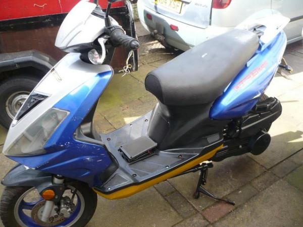 Image 3 of DIRECT BIKES SCOOTER. 125CC. BLUE/SILVER. 2010.