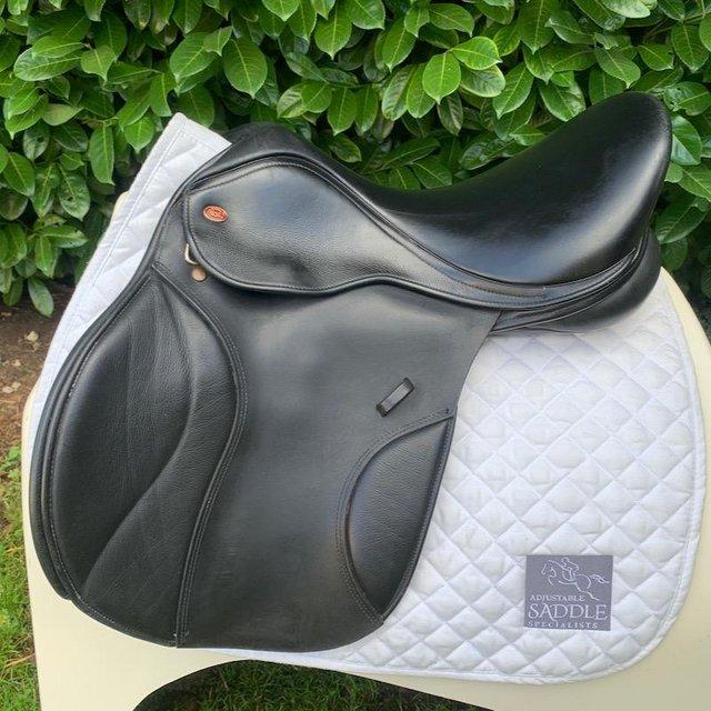 Preview of the first image of Kent and Masters 17.5 S series compact saddle.