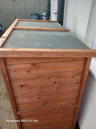 Image 3 of double 4ft rabbit/small animal hutch