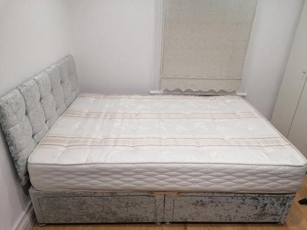 Image 1 of Double bed with mattress, headboard and 4 drawers