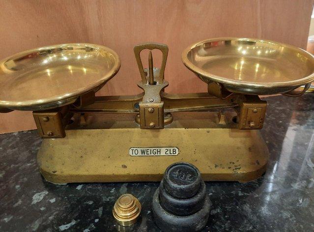 Preview of the first image of weighing scales Brass and metal.