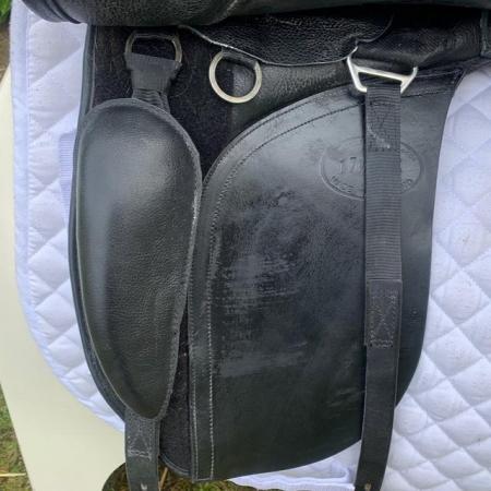 Image 8 of Kent and Mastes 17.5" cob dressage saddle (S3100)