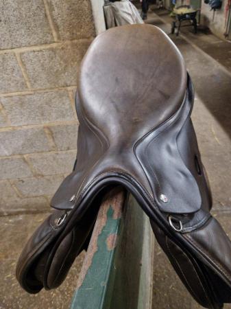 Image 2 of 17.5 Farrington jump saddle medium