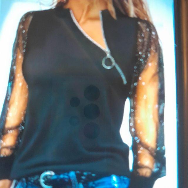 Preview of the first image of Tulle shirt asymmetric zipper size Large.