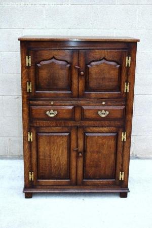 Image 21 of A TITCHMARSH AND GOODWIN DRINKS WINE CABINET CUPBOARD STAND