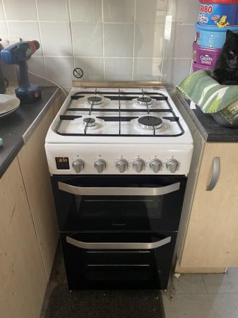 Image 2 of Hotpoint gas cooker month old