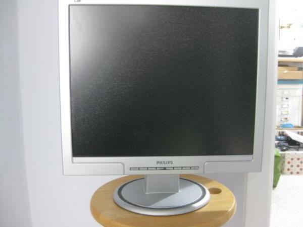 Image 1 of Philips 170s monitor: 17"/43cm screen with stand.