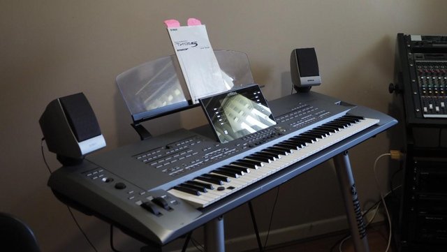 Preview of the first image of Yamaha Tyros 5 and Stand.
