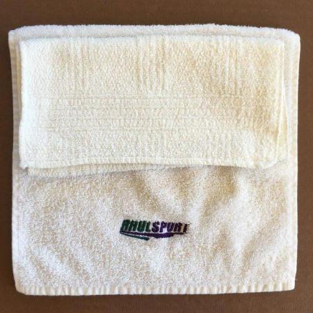 Image 2 of 2 green hand towels £1 ea,2 white guest/sport towels £1 both