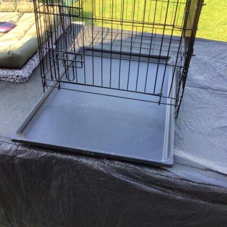 Image 3 of Medium double door dog crate plus 2 mats 76x56cm