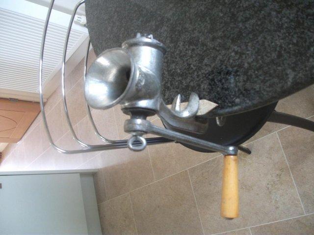 Preview of the first image of SPONG MEAT MINCER (manual) VINTAGE.