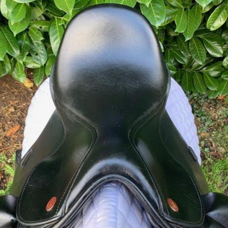 Image 5 of Kent & Masters 17" Low Profile Dressage saddle (S2834)