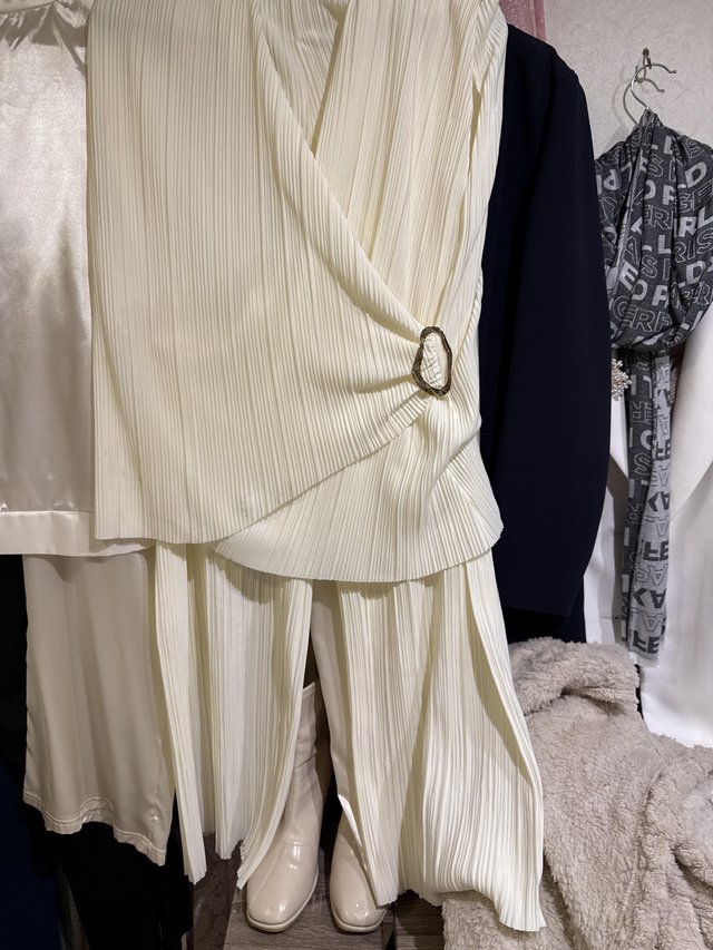 River island cream pleated non crease suit M — photo 2 of 3