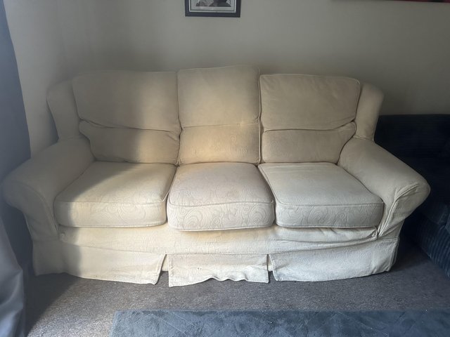 Preview of the first image of Lovely sofa good condition FREE.