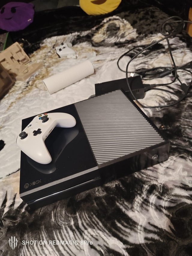 Preview of the first image of Xbox one launch edition console original.