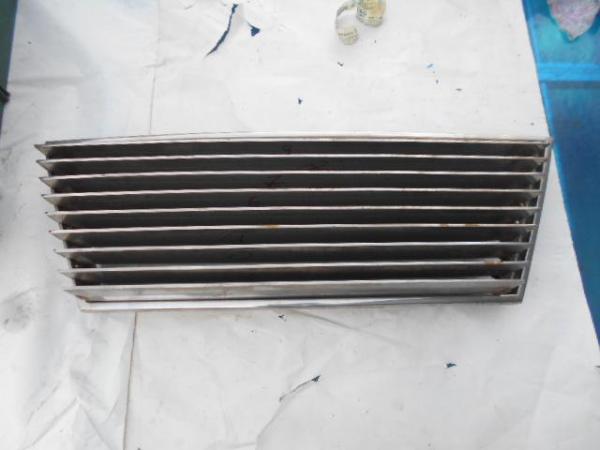 Image 3 of Front grill De Tomaso Deauville