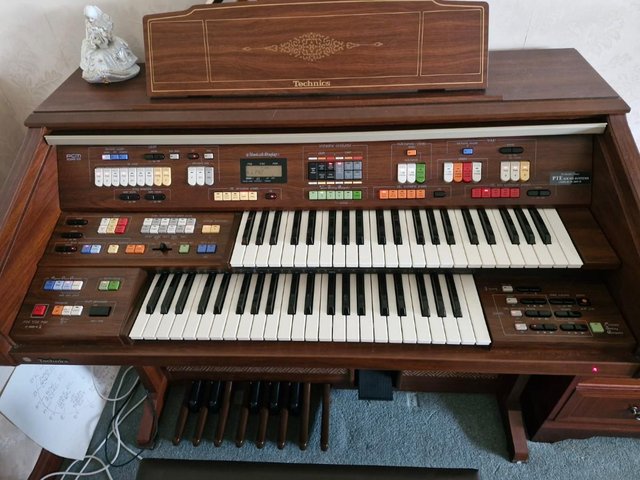 Preview of the first image of LOCATION HALIFAX TECHNICS PCM SOUND E55 ELECTRONIC ORGAN.