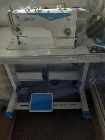 Image 2 of JACK F4 SEWING MACHINE INCLUDING TABLE