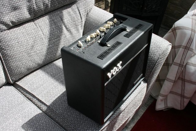 Image 6 of Vox VT20 Modelling Guitar Amplifier