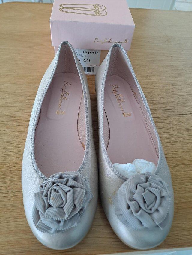 Preview of the first image of PRETTY BALLERINAS SIZE 40.  In original box..