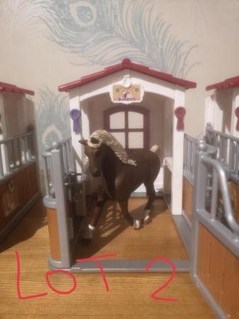 Image 2 of Schleich 3 horse stables and horses