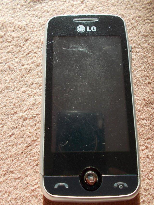 Preview of the first image of LG GS 290 mobile phone + charger on Vodafone network.