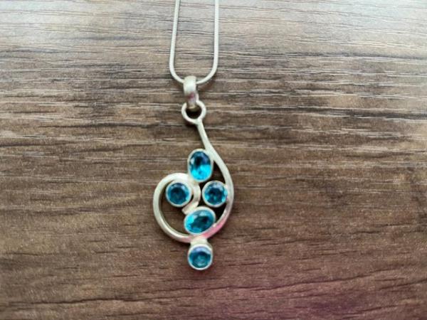 Image 3 of Beautiful silver necklace & pendant set with blue glass/ston