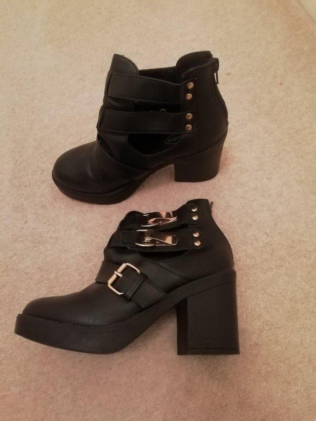 Preview of the first image of No Doubt heeled boots size 5 womens.
