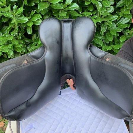 Image 18 of Thorowgood T4 17.5 inch dressage saddle