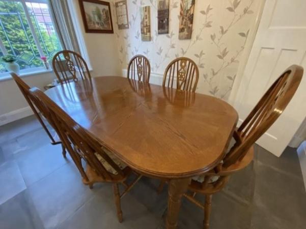 Image 1 of Polished wood extending dining table and 6 chairs