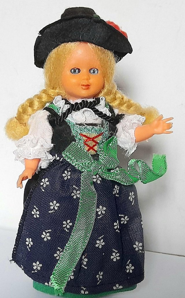 Preview of the first image of ANNIKA ** AUSTRIAN TRADITIONAL DRESS DOLL 12 cm GOOD.