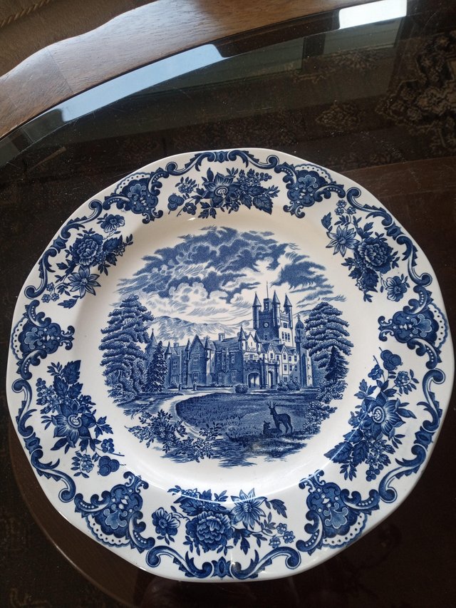 Preview of the first image of Wedgewood collector's plate: Balmoral castle vintage.