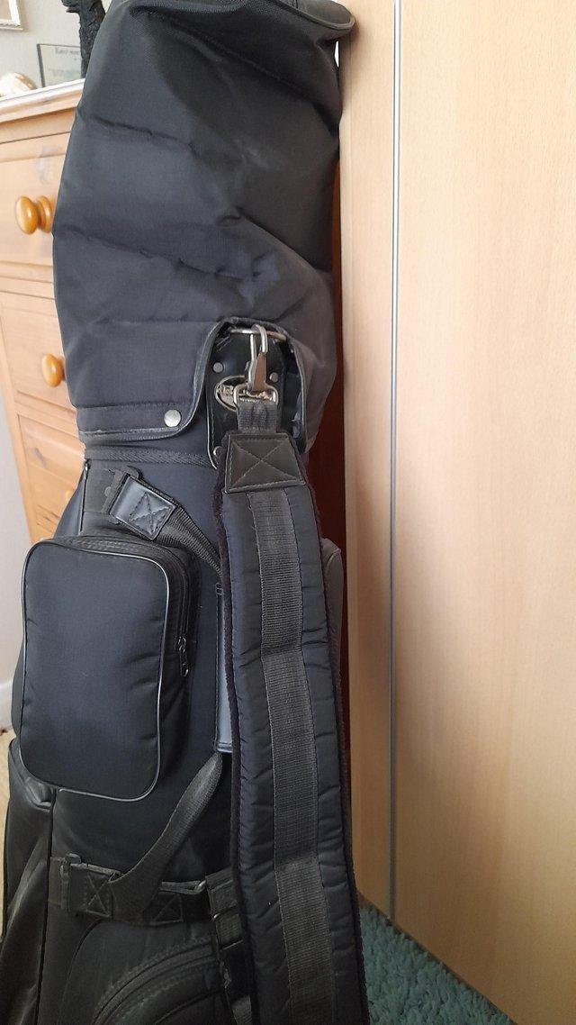 Preview of the first image of Set of golf clubs in golf bag, ideal for a new starter..