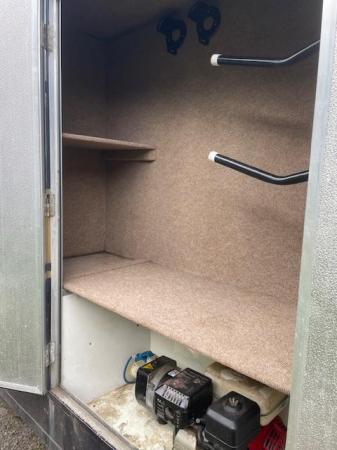 Image 2 of 7.5t Horsebox stalled for 3 with good size living