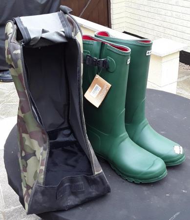 Image 1 of Mens Green Hi-Tec Wellington boots with bag.