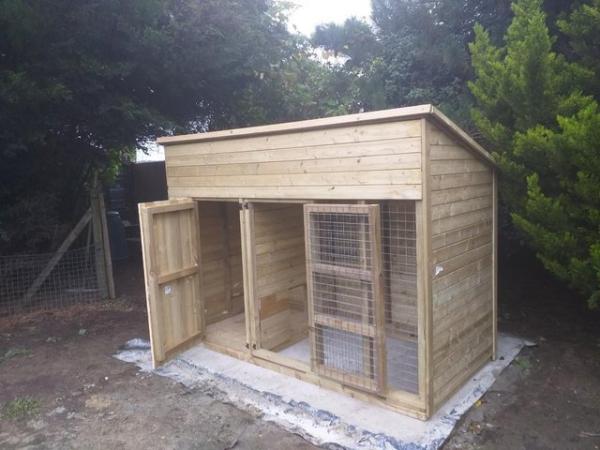 Image 5 of 8ft x 4ft x5'6'' dog kennel and run