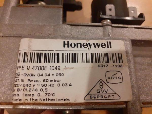 Image 2 of Honeywell gas valve for CH boiler, type 4700E 1049